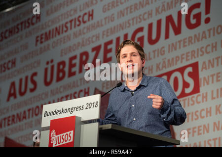 30 novembre 2018, en Rhénanie du Nord-Westphalie, Düsseldorf : Kevin Kühnert, Président fédéral des Jeunes Socialistes (Jusos), prend la parole à l'ouverture des trois jours de Juso congrès fédéral du SPD d'une organisation de jeunesse. Photo : Marius Becker/dpa Banque D'Images