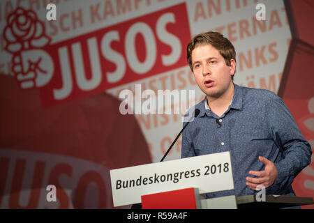 30 novembre 2018, en Rhénanie du Nord-Westphalie, Düsseldorf : Kevin Kühnert, Président fédéral des Jeunes Socialistes (Jusos), prend la parole à l'ouverture des trois jours de Juso congrès fédéral du SPD d'une organisation de jeunesse. Photo : Marius Becker/dpa Banque D'Images