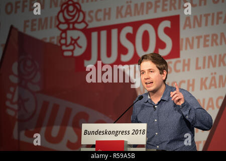 30 novembre 2018, en Rhénanie du Nord-Westphalie, Düsseldorf : Kevin Kühnert, Président fédéral des Jeunes Socialistes (Jusos), prend la parole à l'ouverture des trois jours de Juso congrès fédéral du SPD d'une organisation de jeunesse. Photo : Marius Becker/dpa Banque D'Images