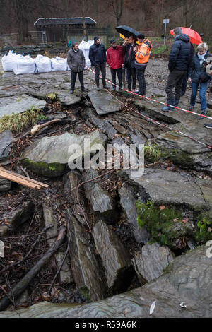 Bad Blankenburg, Allemagne. 30Th Nov, 2018. Bodo Ramelow (La Gauche, M), premier ministre de la Thuringe, visite le Chrysoprasid armée. Le barrage fait de grands blocs d'ardoise, qui a été construit il y a environ 200 ans et est classée monument historique, est en cours de rénovation. Credit : arifoto Zentralbild-UG/dpa/dpa/Alamy Live News Banque D'Images