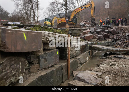 Bad Blankenburg, Allemagne. 30Th Nov, 2018. Les gens sont à la chrysoprase Weir. Le barrage fait de grands blocs d'ardoise, qui a été construit il y a environ 200 ans et est classée monument historique, est en cours de rénovation. Credit : arifoto Zentralbild-UG/dpa/dpa/Alamy Live News Banque D'Images