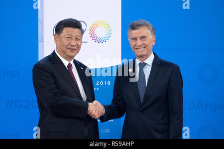 Buenos Aires, Argentine. 30Th Nov, 2018. Xi Jinping (l), Président de la Chine, est accueilli par Mauricio Macri, Président de l'Argentine au Sommet du G20 dans le centre de Buenos Aires.30.11.-1.12.2018 le Sommet du G20 aura lieu à Buenos Aires. Le "Groupe des 20" unit les nations industrielles les plus forts et les économies émergentes. Credit : Ralf Hirschberger/dpa/Alamy Live News Banque D'Images