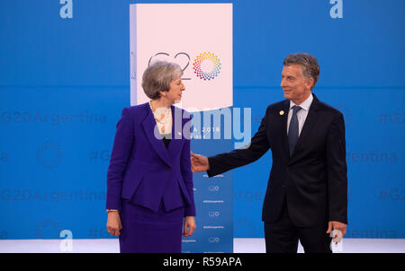 Buenos Aires, Argentine. 30Th Nov, 2018. Theresa May (l), Premier Ministre du Royaume-Uni, est accueilli par Mauricio Macri, Président de l'Argentine, au Sommet du G20 Meeting Center à Buenos Aires. À partir de 30.11.-1.12.2018 le sommet du G20 aura lieu à Buenos Aires. Le "Groupe des 20" unit les nations industrielles les plus forts et les économies émergentes. Credit : Ralf Hirschberger/dpa/Alamy Live News Banque D'Images