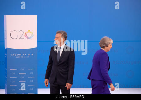 Buenos Aires, Argentine. 30Th Nov, 2018. Theresa May (r), Premier Ministre du Royaume-Uni, est accueilli par Mauricio Macri, Président de l'Argentine, au Sommet du G20 Meeting Center à Buenos Aires. À partir de 30.11.-1.12.2018 le sommet du G20 aura lieu à Buenos Aires. Le "Groupe des 20" unit les nations industrielles les plus forts et les économies émergentes. Credit : Ralf Hirschberger/dpa/Alamy Live News Banque D'Images