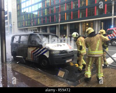 Bruxelles, Belgique. 30Th Nov 2018. Les pompiers dans l'Europaviertel, quelques centaines de mètres de la Commission européenne, éteindre un incendie de voiture de police sur le point d'une protestation de la soi-disant 'jaune' contre la hausse des prix du carburant. Photo : Marek Majewsky/dpa dpa : Crédit photo alliance/Alamy Live News Banque D'Images