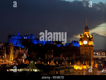 Edinburgh, Ecosse, Royaume-Uni. 30Th Nov, 2018. Le Château d'édimbourg convenablement habillés pour célébrer St Andrew's nuit par l'éclairage de ses murs et remparts avec projecteurs bleu. Banque D'Images