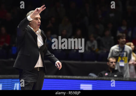 Ronen Ginzburg, entraîneur de la République tchèque, réagit au cours du match de qualification pour la Coupe du Monde de Basket-ball 2019 République tchèque contre la France à Pardubice, République tchèque, le 30 novembre 2018. (Photo/CTK Josef Vostarek) Banque D'Images