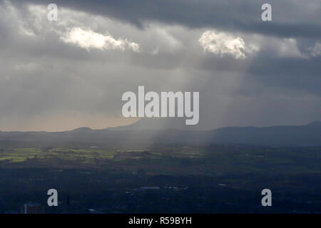 Cave Hill Country Park, Belfast, Irlande du Nord. 30 novembre 2018. Uk - une journée mixte, avec du soleil, des pluies abondantes et des vents violents. Avis de : Cave Hill sur Belfast pour la campagne du comté de Down.. Crédit : David Hunter/Alamy Live News. Banque D'Images