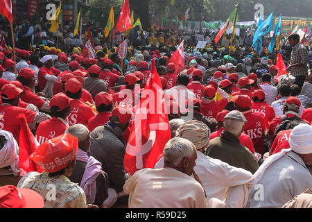 29 novembre 2018 - 30 novembre 2018 - New Delhi, Inde â€" Des milliers d'agriculteurs et ouvriers de l'agriculture dans tout le pays, sous la bannière de plus de 200 organisations marche vers le Parlement indien au cours d'un meeting de protestation à New Delhi le 30 novembre 2018. Les agriculteurs demandent des prix highier de leur production et d'un gouvernement weiver sur leurs prêts agricoles d'alléger. (Crédit Image : © Sauvik Acharyya/Zuma sur le fil) Banque D'Images