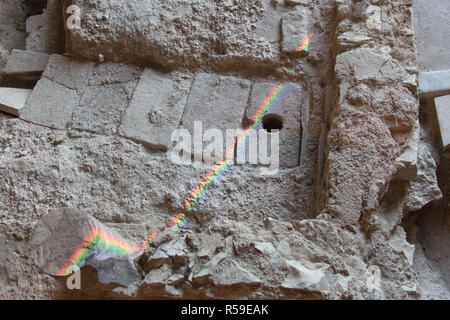 L'Italie, Brescia - 24 décembre 2017 : le point de vue de l'arc-en-ciel sur le sol fragment d'Duomus dell'Ortaglia dans le musée de Santa Giulia. Banque D'Images