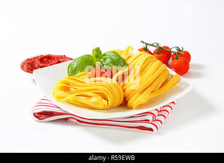 Tagliatelle et la pâte de tomate Banque D'Images