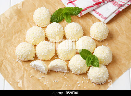 Truffes au chocolat blanc et noix de coco Banque D'Images