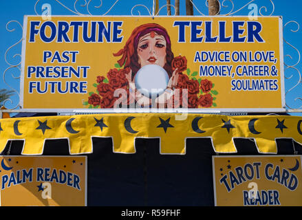 Carnaval traditionnel de vente stand dire de fortune, la lecture de carte de tarot palm et services à un juste en Californie du Sud représentant vrai Americana. Banque D'Images