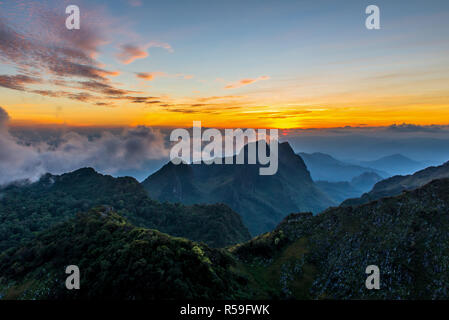 Paysage de coucher du soleil à vallée de montagne à Doi Luang Chiang Dao, ChiangMai Thailand Banque D'Images