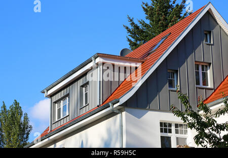 Avec ses lucarnes de toit rouge Banque D'Images