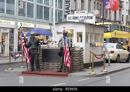 Les acteurs au Check Point Charlie Berlin Allemagne Banque D'Images