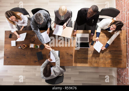 Businesspeople Shaking Hands in Meeting Banque D'Images