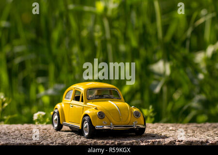 Jouet de voiture jaune Volkswagen modèle Beetle Banque D'Images