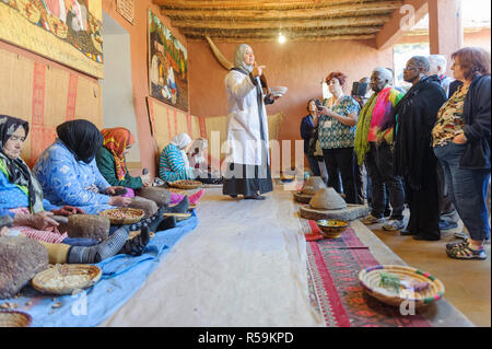 01-03-15, Marrakech, Maroc. Une démonstration pour les touristes de faire de l'huile d'Argan dans la sous-région berbère de l'Atlas. Photo : © Simon Grosset Banque D'Images