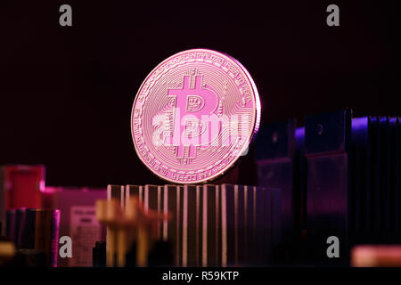 Photo du processeur et bitcoin sur fond rose Banque D'Images