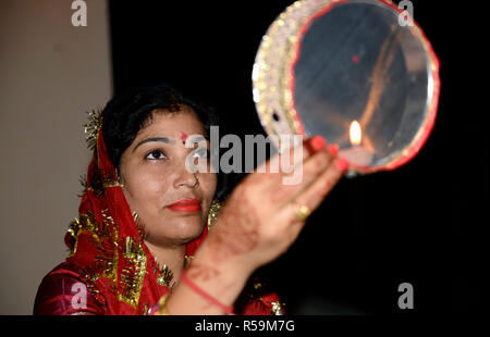 Woman Looking at lune à travers un tamis au cours de Karva Chauth Banque D'Images