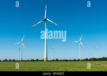 Vu les éoliennes dans les régions rurales de l'Allemagne Banque D'Images