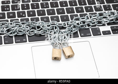 La sécurité informatique ordinateur sécurisé avec des cadenas et des chaînes. Coffre blindé Banque D'Images