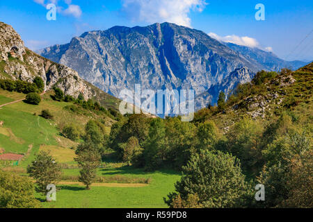 Vue spectaculaire sur le Parc National de Picos de Europa à partir de Tresviso (Cantabrie - Espagne). Montagne, vallée de postal et ville. Banque D'Images