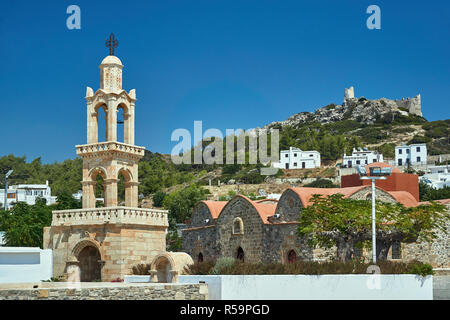 Tour de l'église Byzantine et les ruines du château médiéval d'Asklipio dans sur l'île de Rhodes Banque D'Images