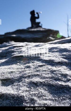 Femme en montagne est le fait de prendre une pause et de l'eau potable. Crystalls glace au premier plan. Banque D'Images