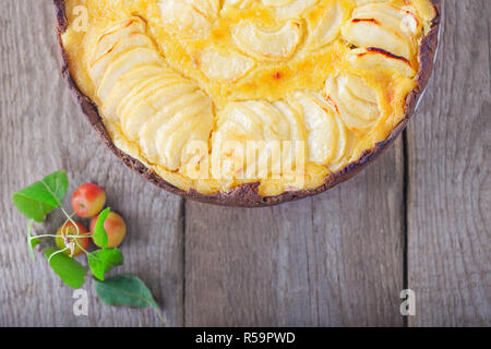 Tarte aux pommes et crème anglaise on wooden table Banque D'Images