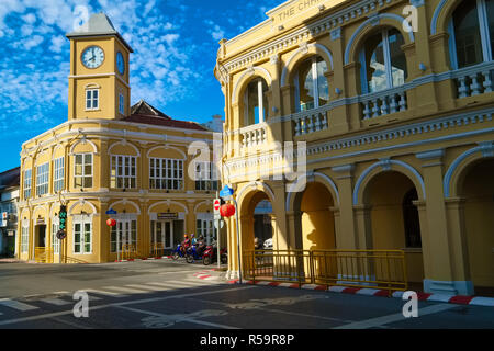 Vieille ville de Phuket ou Chinatown, la vieille partie de la ville de Phuket, Thaïlande, avec son célèbre beffroi et maisons Peranakan ou Sino-Chinese rénové Banque D'Images