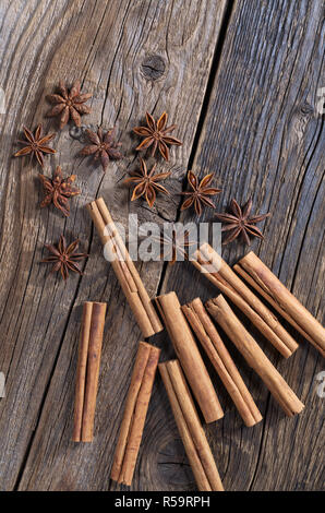 High angle view of cinnamons avec de l'anis étoile sur le vieux fond de bois, vue supérieure avec copie espace Banque D'Images