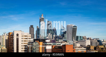 Vue panoramique sur la ville historique de Londres quartier financier y compris 20 Fenchurch Street, le gratte-ciel de Londres surnommé 'la' talkie-walkie Banque D'Images