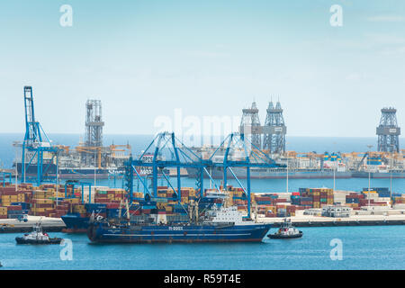 Vue aérienne sur le port de Las Palmas de Gran Canaria avec OPCSA OPERACIONES PORTUARIAS CANARIAS container service terminal avec des remorqueurs et bateaux Banque D'Images