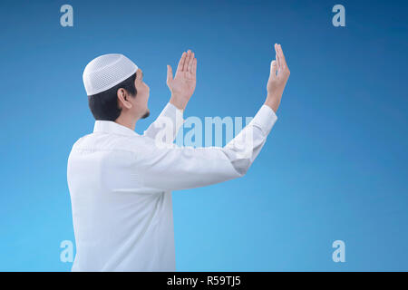 Religieux Musulman man raising hand et prier Banque D'Images