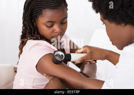 L'enfant contrôle dermatologique de la peau du patient Banque D'Images