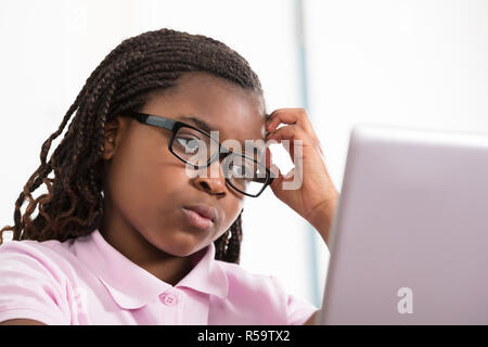 Envisagé girl looking at Laptop Banque D'Images
