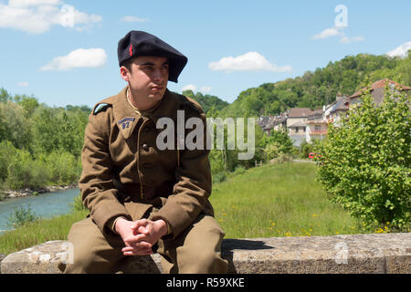 Soldat français en 1940, l'uniforme à l'extérieur assis Banque D'Images