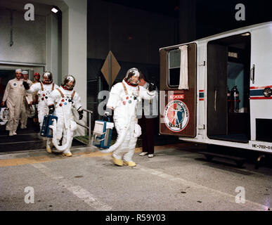 (28 juillet 1973) --- Les trois hommes d'équipage de la deuxième mission habitée Skylab Skylab (3) Le congé du Manned Spacecraft Operations Building au Centre spatial Kennedy le matin du lancement de Skylab 3. Banque D'Images