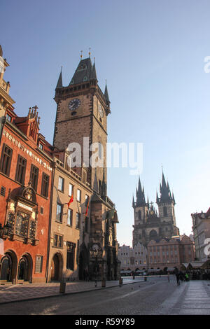 Tôt le matin à la place de la vieille ville. Vue de deux tours de l'église de Notre Dame de Tyn et avant l'Ancien hôtel de ville avec Orloj tour de l'horloge, centre de la ville en journée ensoleillée. Prague, République Tchèque Banque D'Images