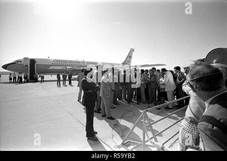 1976, avril - Andrews Air Force Base - Henry Kissinger, fonctionnaires kényens (peut-être 3 membres du gouvernement kenyan) , Médias, services secrets - Comité permanent sur le bitume ; Henry Kissinger au microphone parlant à appuyez sur - le secrétaire d'État Voyage en Afrique ; Aéroport de départ ; Remarques d'appuyer sur Banque D'Images