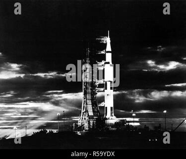 (Novembre 1972) --- les projecteurs illuminent cette scène de nuit au Pad, un complexe de lancement 39, Centre Spatial Kennedy, en Floride, montrant le véhicule spatial Apollo 17 pendant les préparatifs. prelaunch Banque D'Images