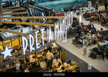 10 septembre, 2017 Londres/UK - Pret a manger restaurant dans l'une des zones d'attente à l'aéroport d'Heathrow Banque D'Images