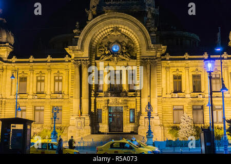 11 septembre 2017, Bucarest, Roumanie - taxis attendent en face de CEC Bank (Casa de Economii si Consemnatiuni) Banque D'Images