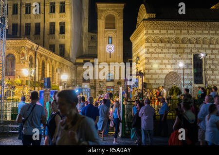 11 septembre 2017, Bucarest, Roumanie - les gens de l'écoute d'un concert en soirée près de Saint Anton église dans la Vieille Ville Banque D'Images