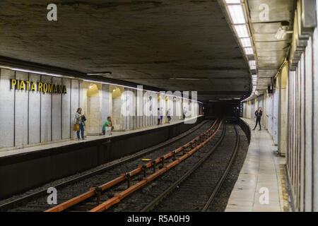 12 septembre 2017, Bucarest, Roumanie - Les personnes en attente de l'arrêt de métro Piata Romana Banque D'Images