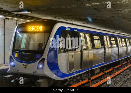 12 septembre 2017, Bucarest, Roumanie - train en arrivant à la station de métro Piata Romana Banque D'Images