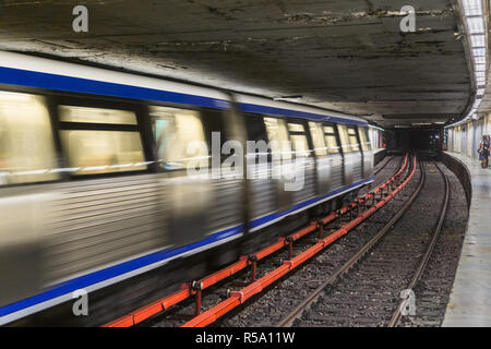 12 septembre 2017, Bucarest/Roumanie - train quittant la gare Banque D'Images