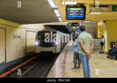 12 septembre 2017, Bucarest, Roumanie - Train arrivant dans la station de métro Banque D'Images